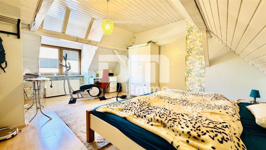 Wohnensemble mit Platz für Visionen: Saniertes Fachwerkhaus / Scheune + Halle mit Paddock - Gebäude 1 DG Dachstudio 2 / Schlafzimmer